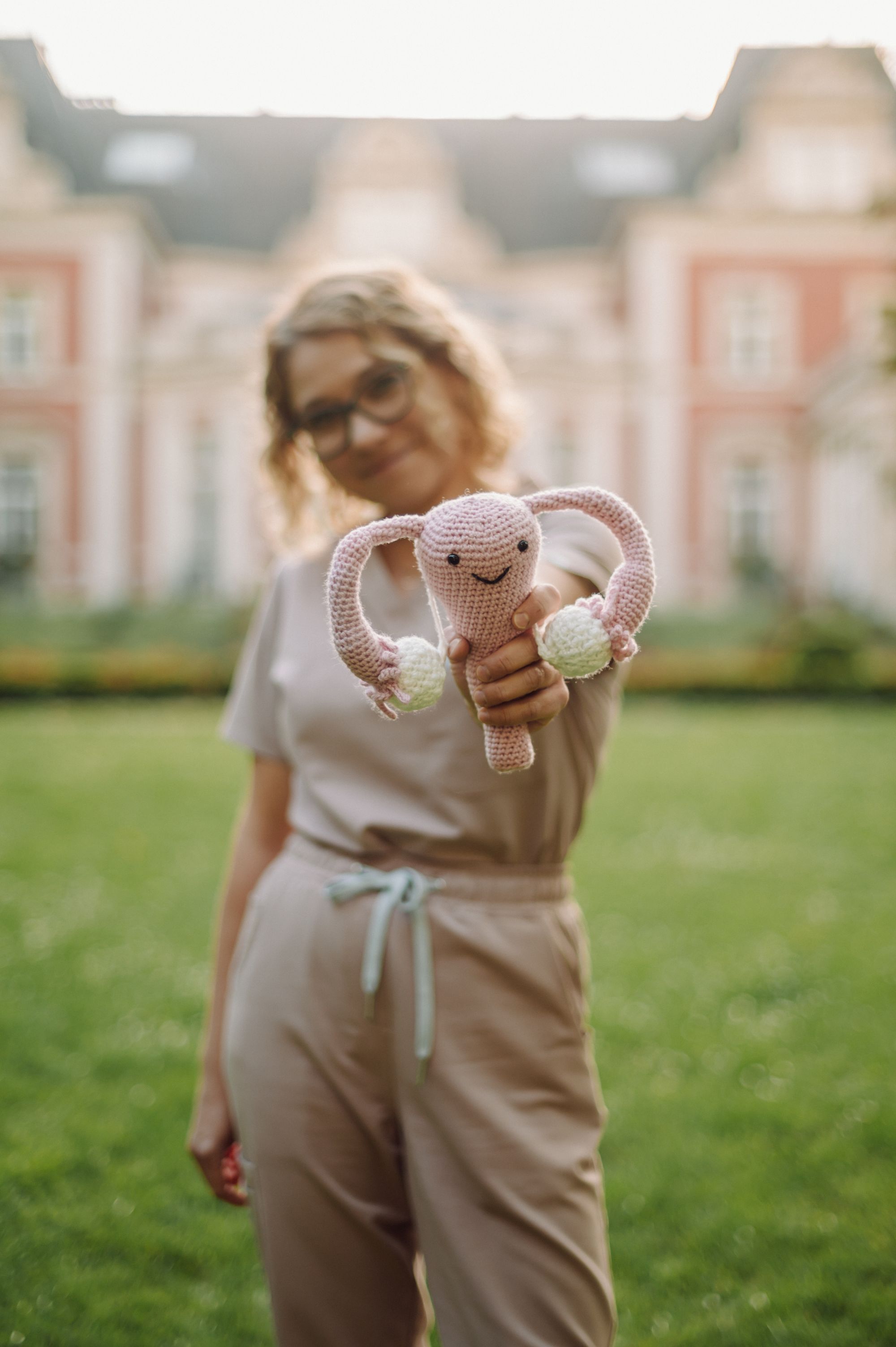 Położna z maskotką